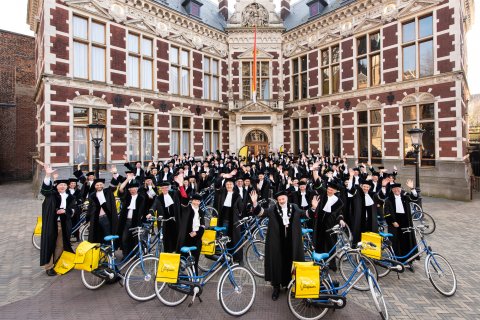 100 hoogleraren staan met hun fiets voor het Academiegebouw in Utrecht