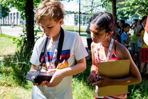 Kinderen onderzoeken de luchtkwaliteit in het Utrecht Science Park tijdens Summerschool Junior