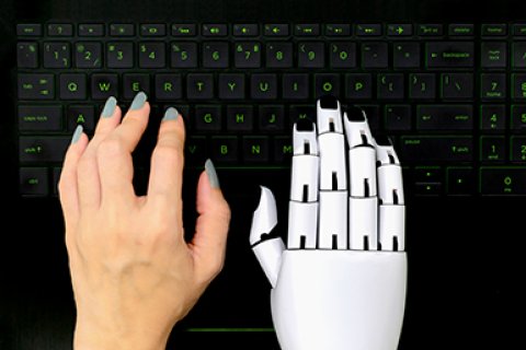 Toetsenbord met links een vrouwenhand en rechts een robothand