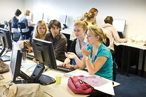 Groepje studenten werkt samen in computerleerzaal