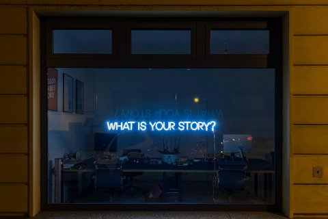 Raam met tekst 'What is your story?'