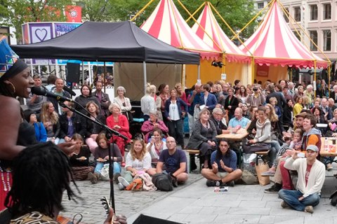 Afrikaanse band treedt op in de binnenstad van Utrecht