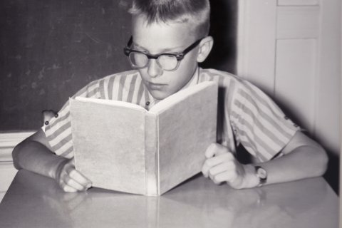 Jongen leest een boek.