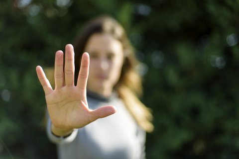 Vrouw zegt 'stop' met handgebaar