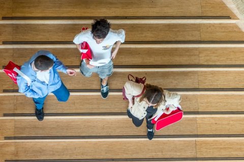 Studenten lopen samen een trap af