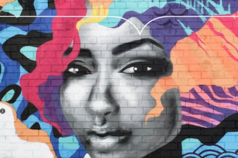 Graffiti op muur, vrouw met kleurrijk kapsel in afbeelding