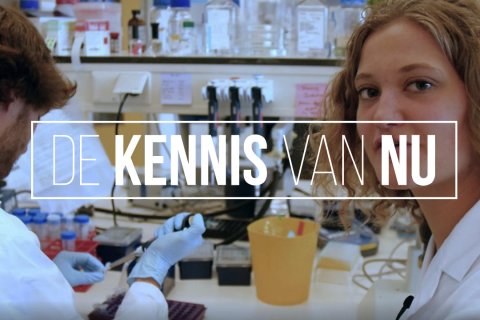 Het Utrechtse iGEM team in het lab met logo van "De Kennis van Nu"