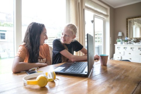 Meisjes werken samen achter de laptop