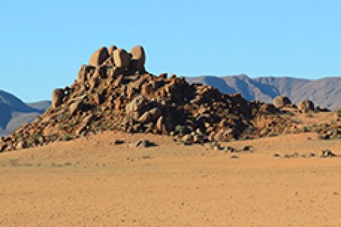 Verweerd gesteente in de woestijn van Namibië - Credit Robin van der Ploeg