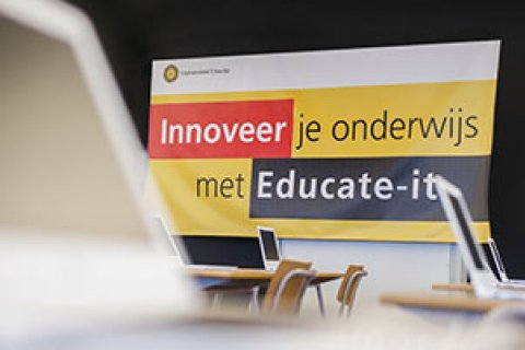 Op een poster staat: Innoveer je onderwijs met Educate-it.