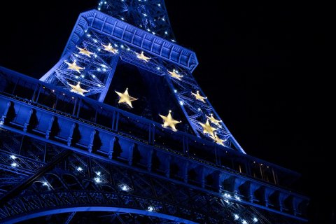 Eiffeltoren met Europese vlag erop. Foto: Lau Svensson