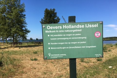 Hollandse IJssel in droge periode met vergeeld gras