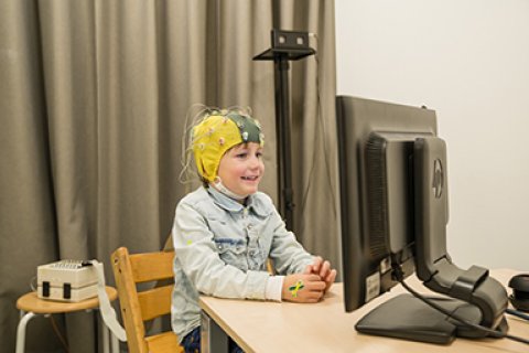 Kind met EEG cap