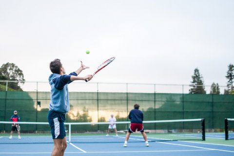 Tennis, dubbelspel, buiten, vier mannen tennissen