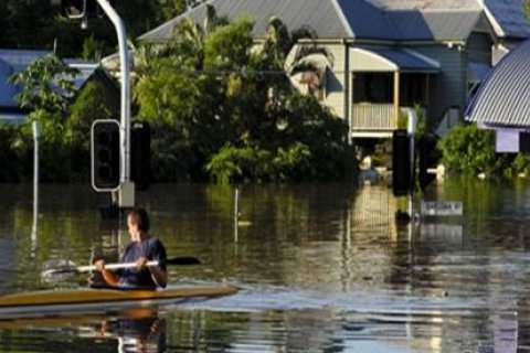 man in kano in overstroomd gebied