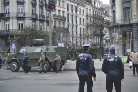 Politiepatrouille en pantserwagen in het centrum van Brussel