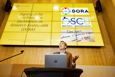 Frank Miedema signing the San Francisco Declaration on Research Assessment’ (DORA) 