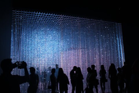 Mensen in ruimte met lichtinstallatie die "data" uitdrukt, ArtScience Museum Singapore