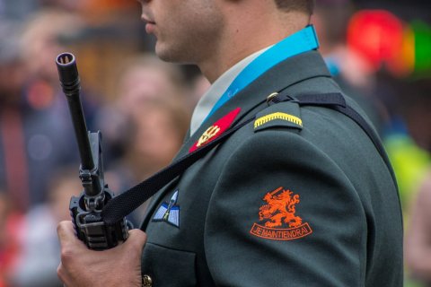 Militair in uniform en met geweer bij herdenking op de Dam in Amsterdam