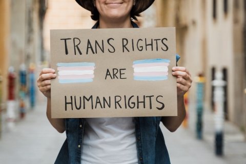 Persoon met bordje trans rights are human rights