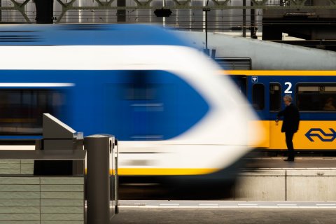twee Nederlandse treinen, intercity en sprinter in een Nederlands station