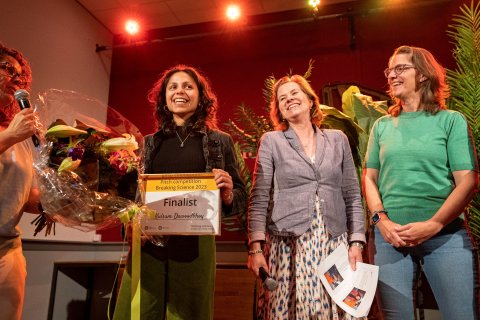 Kulsum Dawoodbhoy, the winner of Breaking Science 2023, proudly receives flowers and a certificate from the jury.