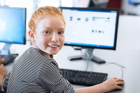 Leerling werkt op een computer