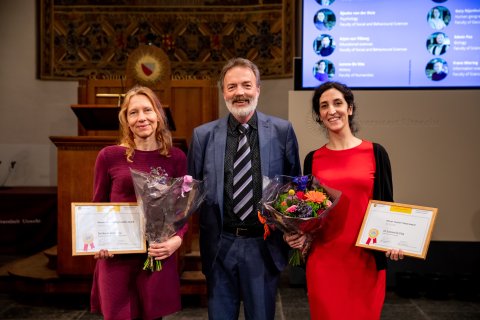 Rector Magnificus Henk Kummeling met docent van het jaar Gerda Andringa (links) en docenttalent Lorena de Vita (rechts)