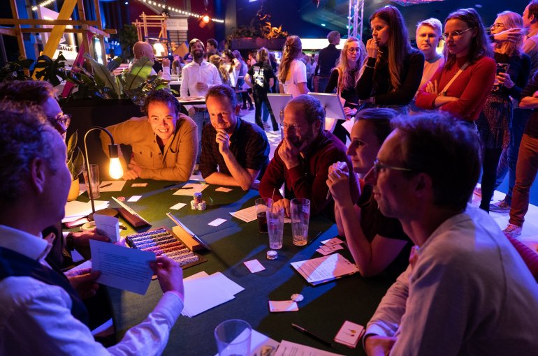Deelnemers doen mee aan het klimaatcasino tijdens het betweter festival