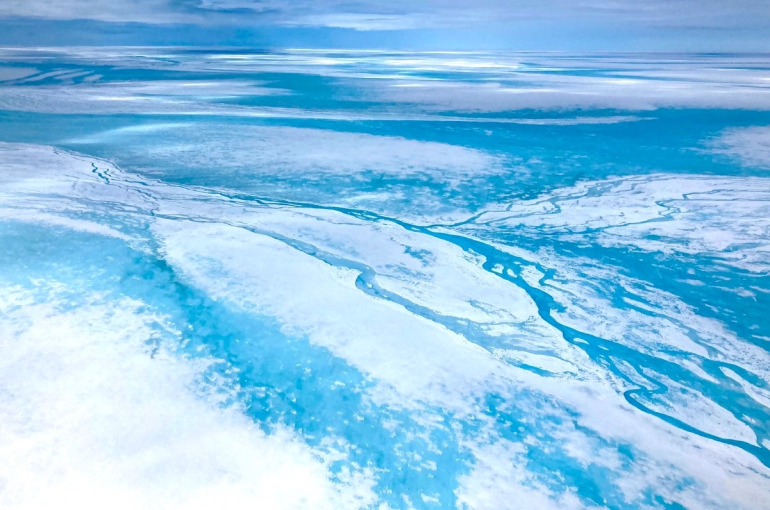 Luchtfoto van de smeltwaterbuffer op Groenland