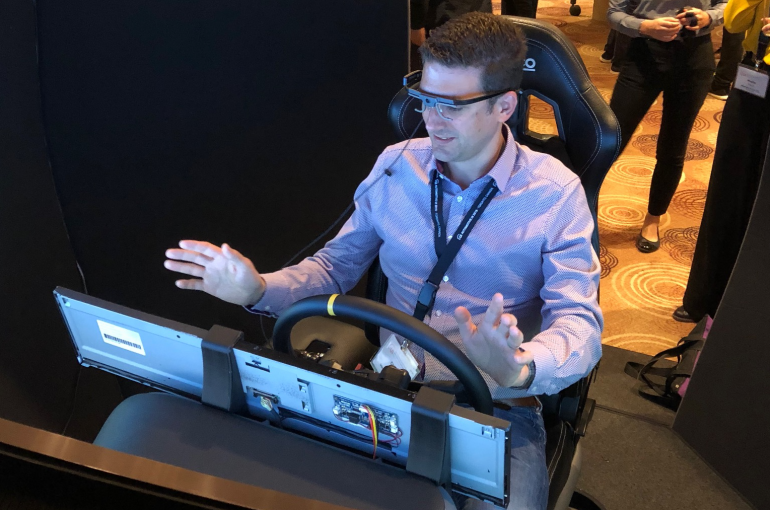 Onderzoeker Chris Janssen in een simulator van een zelfrijdende auto