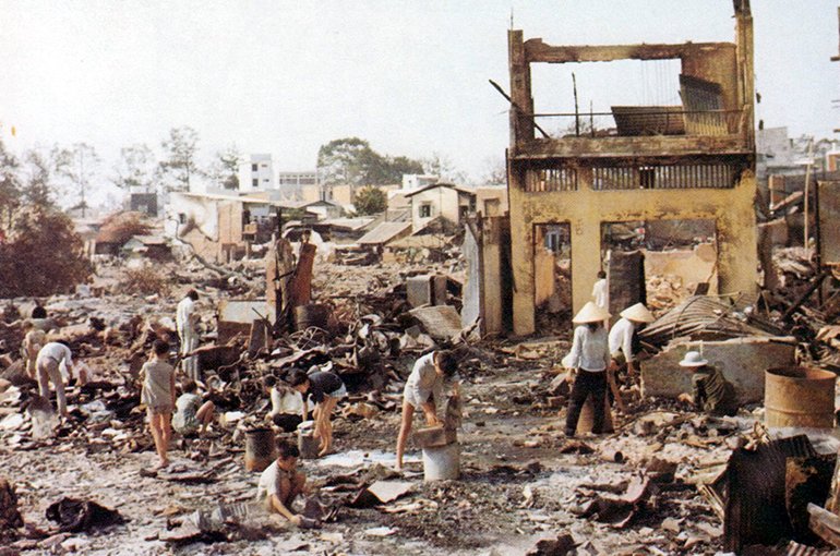 Burgers doorzoeken de ruïnes van hun huizen in Cholon, het zwaar beschadigde Chinese deel van Saigon na het Tet Offensief (1968). Bron: Wikimedia/Meyerson, Joel D.