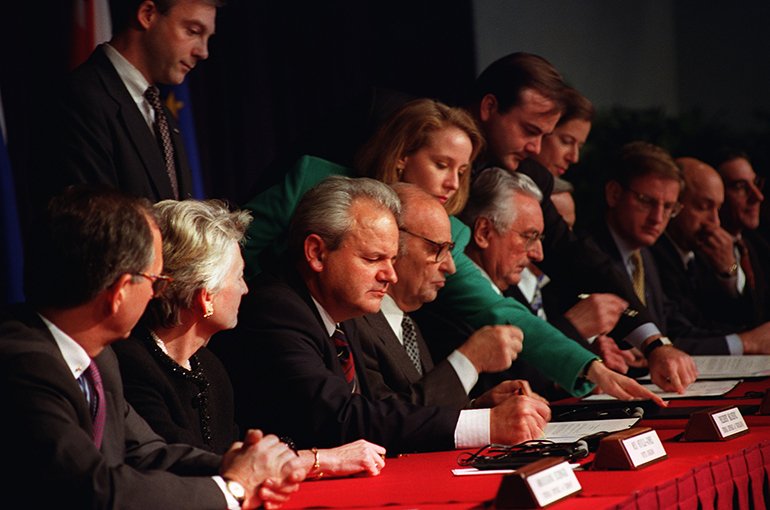 Ondertekening van het Dayton verdrag in Parijs op 14 december 1995. Bron: Wikimedia/U.S. Air Force/Staff Sgt. Brian Schlumbohm