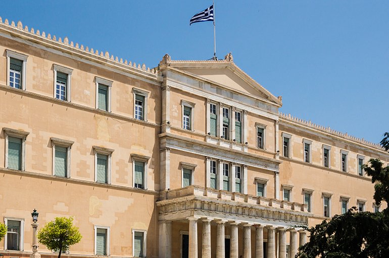 Foto van het Oude Koninklijk Paleis, waar het Griekse parlement is gehuisvest. Bron: Wikimedia Commons (public domain)