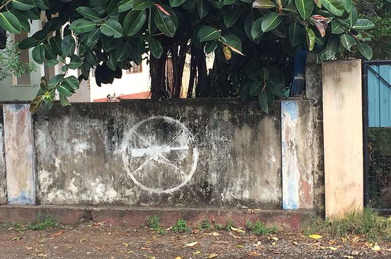 Geen wapens symbool op een muur in Jaffna, Sri Lanka, mei 2018. Foto: Niels Terpstra