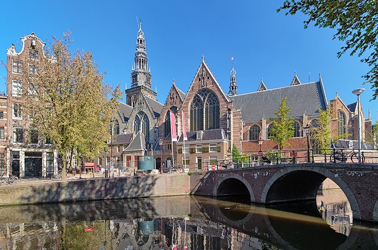 De Oude Kerk (1306) is het oudste nog bestaande gebouw van Amsterdam © iStockphoto.com/klug-photo