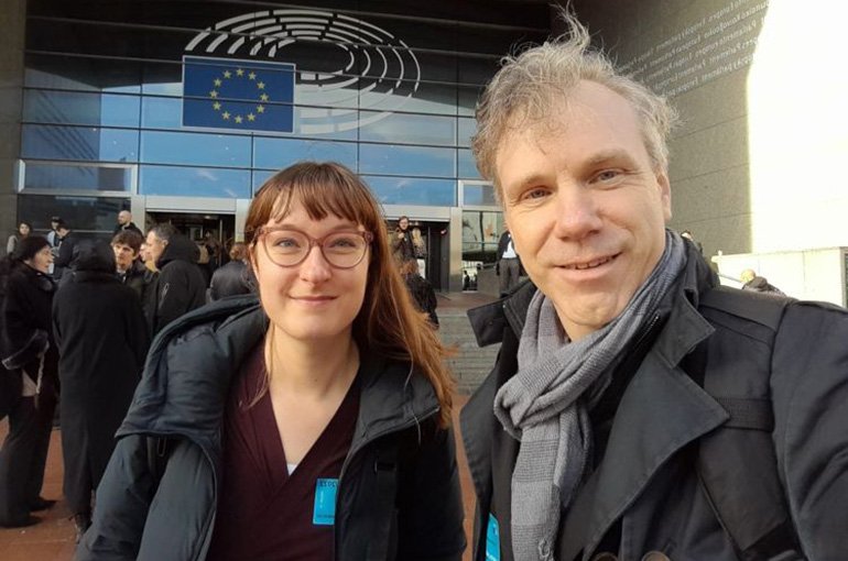 Iris Muis en Mirko Tobias Schäfer bij het Europees Parlement.