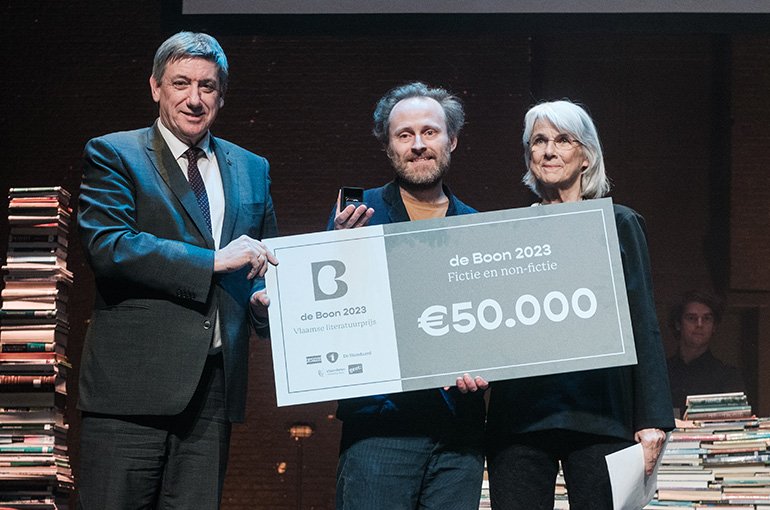 Geert Buelens neemt de Boon Literatuurprijs 2023 in ontvangst. © Bob van Mol