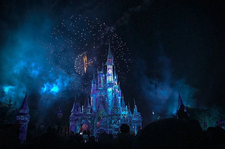 Kasteel van Disney met vuurwerk. Foto: Jayme McColgan, via Unsplash