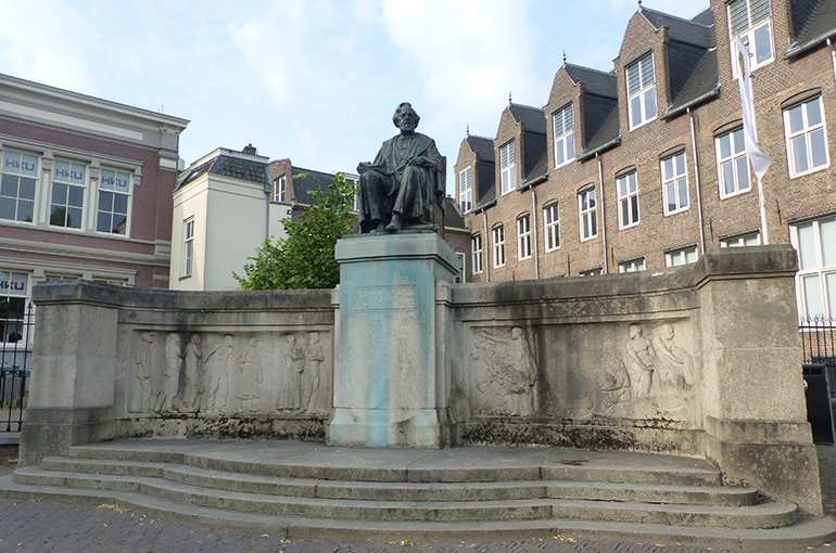 Standbeeld van professor Fransiscus Cornelis Donders op het Janskerkhof in Utrecht, Nederland, gemaakt door Toon Dupuis in 1921. Bron: Wikimedia/ Elekes Andor