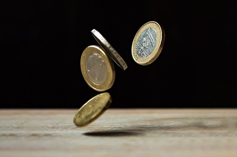 Vier vallende euro's tegen een donkere achtergrond. Foto: Pixabay, via Pexels