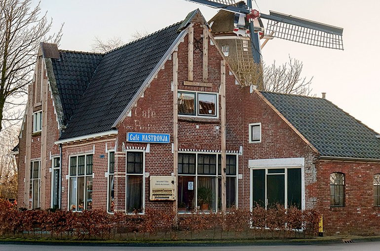 Een gestut gebouw in de provincie Groningen, als gevolg van aardbevingen door de gaswinning. Foto: Hardscarf, via Wikimedia Commons (CC BY-SA 4.0)