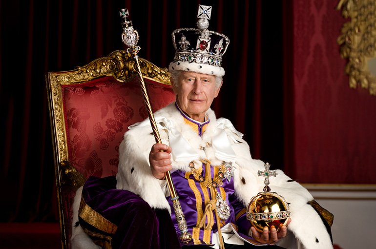 Officieel portret van de gekroonde koning Charles III. Foto: Hugo Burnand
