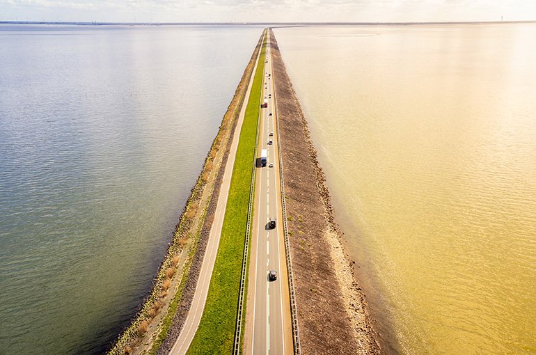 De weg op een dijk door het IJsselmeer. Foto: Denny Muller, via Unsplash