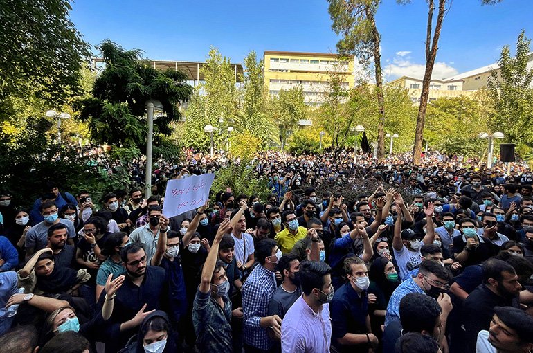 Studenten van de Amir Kabir Universiteit protesteren tegen de verplichte hijab en Islamistische Republiek. Foto: Darafsh, via Wikimedia Commons (CC BY-SA 4.0)