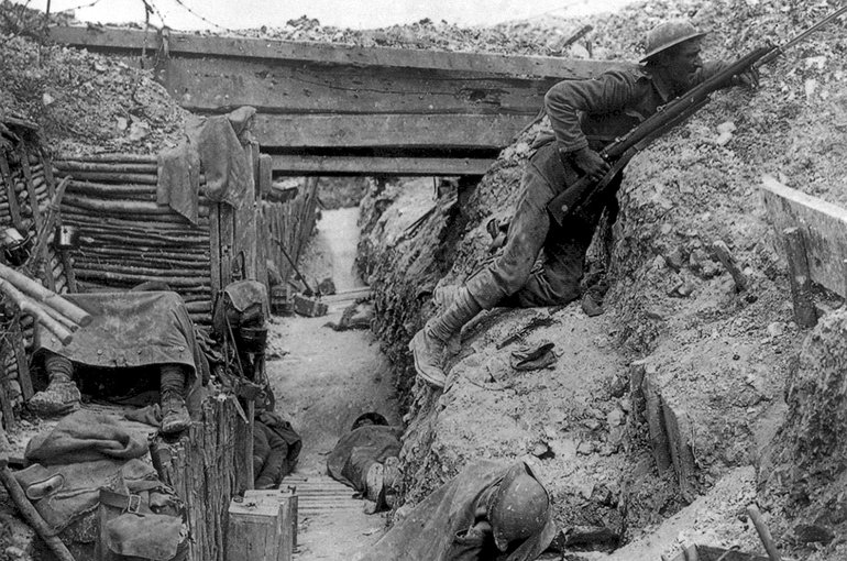 Een Britse loopgraaf in juli 1916 tijdens de Slag aan de Somme (WOI). Bron: Wikimedia: Door John Warwick Brooke - This is photograph Q 3990 from the collections of the Imperial War Museums (collection no. 1900-13)
