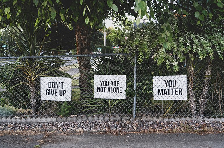 Borden met 'Don't Give Up', 'You Are Not Alone' en 'You Matter'. Foto: Dan Meyers, via Unsplash
