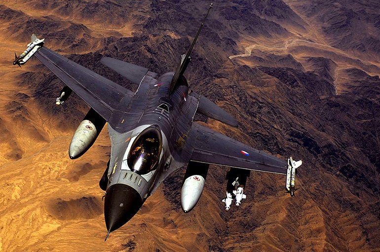 Nederlandse F16 boven Afghanistan (2008). Foto: Master Sgt. Andy Dunaway, U.S. Air Force, via Wikimedia Commons (publiek domein)