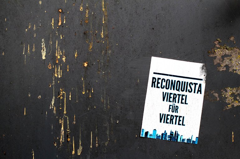 Rechtsnationalistische sticker in Duitsland met 'Reconquista Viertal für Viertel'. Foto: Sascha Grosser, via Wikimedia Commons (CC BY-SA 4.0)
