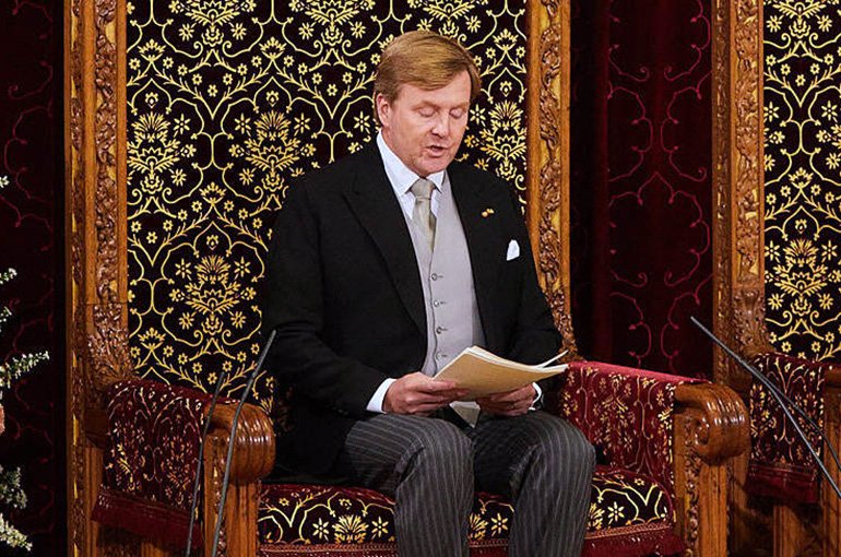 Koning Willem-Alexander leest de Troonrede van 2017 voor. Foto: Martijn Beekman, Ministerie van Financiën, via Wikimedia Commons (CC0 1.0)